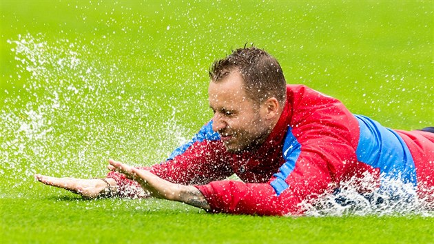 Michal Kadlec na trninku fotbalov reprezentace