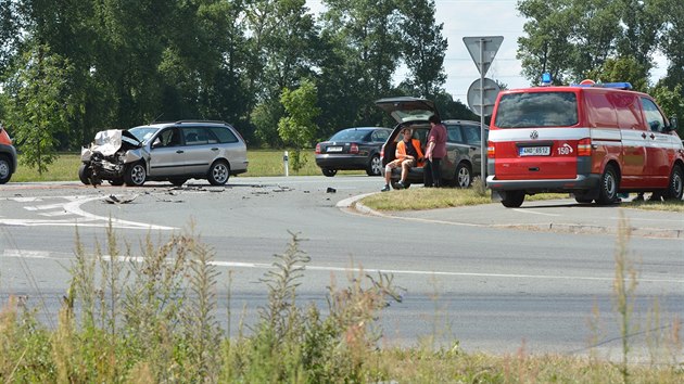 Čelní střet dvou vozidel na odbočce ze silnice I/11 do Týniště nad Orlicí (16.8.2016).