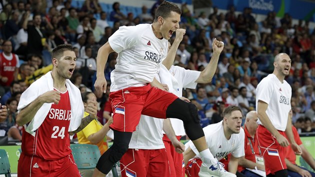 Radost srbskch basketbalist v olympijskm semifinle proti Austrlii