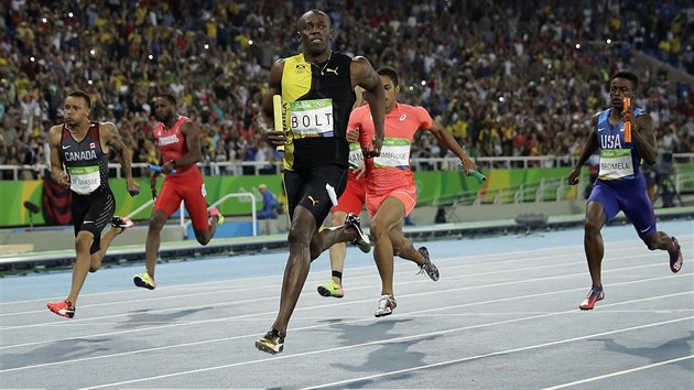 Usain Bolt (uprosted) na trati tafety na 4x100 metr v Riu.