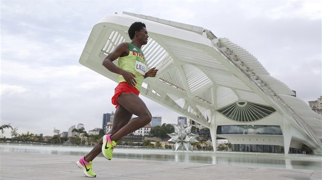 Etiopsk vytrvalec Feyisa Lilesa b pro stbrnou medaili v olympijskm maratonu v Rio de Janeiru.