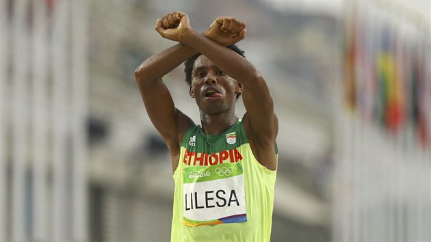 STBRN PROTEST. Vytrvalec Feyisa Lilesa probh clem olympijskho maraton s rukama zkenma nad hlavou na protest proti pronsledovn Orom v Etiopii.