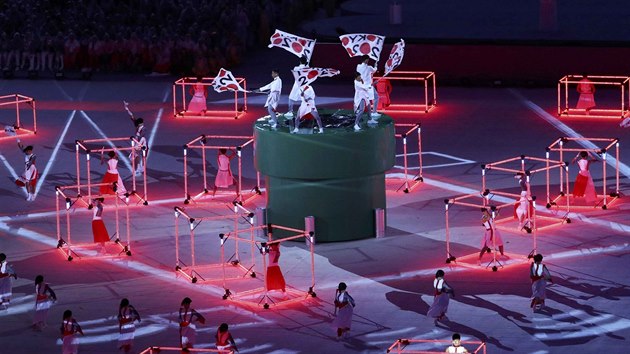 HRY ROBOT. Poadatel ptch letnch olympijskch her v Tokiu 2020 pedstavuj svj koncept na slavnostnm zakonen her v Riu.