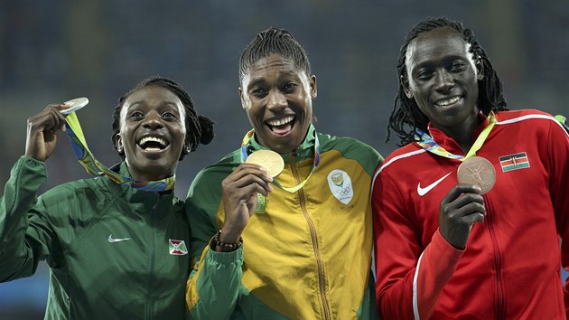 Olympijsk medailistky z bhu na 800 metr v Rio de Janeiru. Zleva stbrn Francine Niyonsabaov z Burundi, zlat Jihoafrianka Caster Semenyaov a bronzov Margaret Wambuiov z Keni.