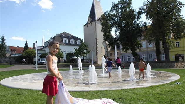 Kadaň, Studentské a Mírové náměstí. Nedávno dokončená přeměna Studentského náměstí zahrnuje kašnu splývající s povrchem, kde si v létě mohou hrát děti.