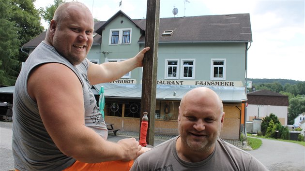 Zdenk a Martin Batovi (zprava) ped svou hospodou vDoln Poustevn, kde dnes chovaj i osla.