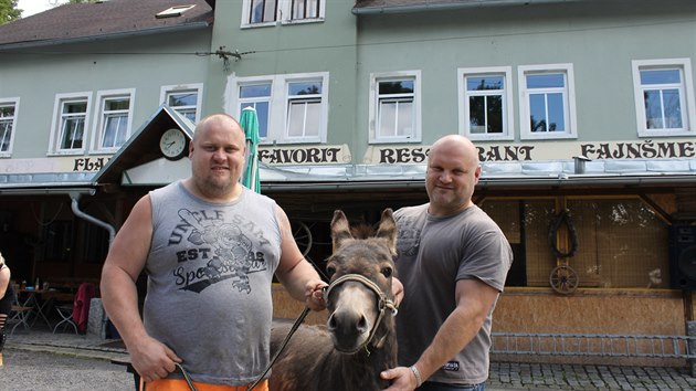 Zdenk a Martin Batovi (zprava) ped svou hospodou vDoln Poustevn, kde dnes chovaj i osla.