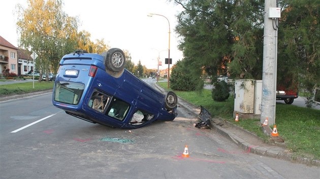 Auto se pevrtilo na stechu, idika skonila v nemocnici.