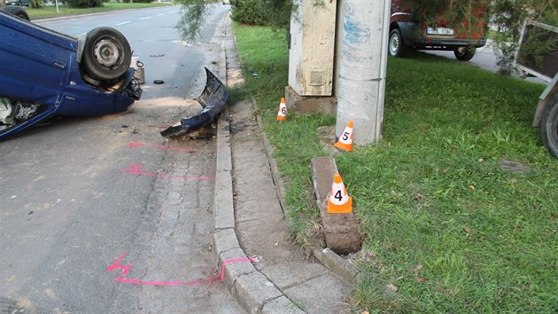 Auto se pevrtilo na stechu, idika skonila v nemocnici.