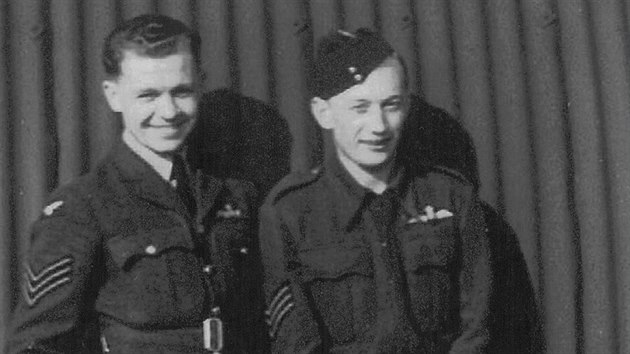 Miroslav Likutn (vlevo) v roce 1942 s pilotem Janem Majerem.