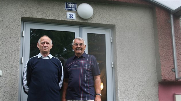 Kamil Sikora a Luděk Novák (zleva) vzpomínají, jak to na sídlišti vypadalo před 50 lety, kdy se do domu na Slezské stěhovali první lidé.