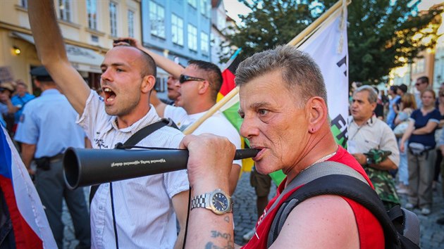 Demonstrace odpůrců německé kancléřky Angely Merkelové na pražské Kampě (25. 8. 2016).