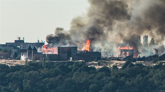 Ve filmových ateliérech na pražském Barrandově v pátek vypukl rozsáhlý požár (26. 8. 2016).
