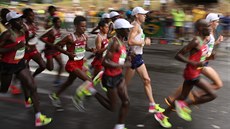 Zábr na skupinu závodníku bhem olympijského maratonu.