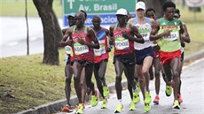 Vedoucí skupinka závodníku bhem olympijského maratonu.