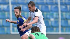 Branká� Hradce Králové Radim Ottmar s Markem Pla�ilem (vpravo) zastavují...