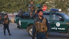 Afghánská policie hlídá u Americké univerzity v Kábulu, kde ve stedu dolo k...