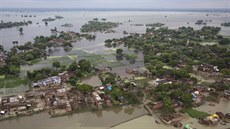 Letecký snímek ukazuje zatopení nízko poloených ástí indického Iláhábádu (23....