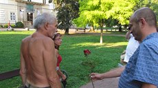 Konvika rozdává re v Teplicích (28. srpna 2016)