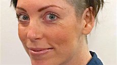 Justine Cheadle si p�ed zahájením chemoterapie ost�íhala vlasy a pak si je i...