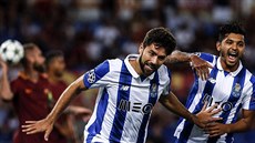 TO SE MI POVEDLO. Felipe (vlevo) z Porta slaví gól v zápase s AS ím.