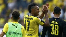 DOBRÝ START, NE? Pierre-Emerick Aubameyang z Dortmundu se raduje po vítzství v...