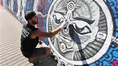 Umlci v Havlíkov Brod bhem Urban art festivalu pomalovali ze v...