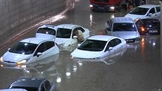 Desítky aut uvízly v zaplaveném tunelu v Ankae