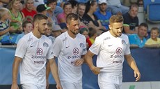 Fotbalisté Slovácka se radují ze vstřeleného gólu.