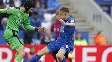 DOVOLIL SI. Petr �ech, branká�ská jedni�ka Arsenalu, si úto�níka Leicesteru...