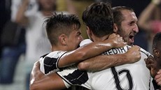 Fotbalisté Juventusu oslavují gól Samiho Khediry v duelu proti Fiorentin.