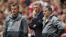 CO S TÍM? Trenér Sunderlandu David Moyes se radí se svými kolegy bhem utkání...