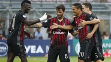 Fotbalisté AC Milán se radují z gólu Carlose Baccy (druhý zprava) do sít...