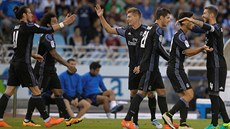 Fotbalisté Realu Madrid slaví vstelený gól do sít San Sebastiánu.
