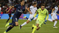 Útočník pařížského St. Germain Edinson Cavani (vlevo)v domácím utkání proti...