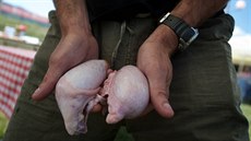 P�vodn� to bylo odpadní maso, ale na Divokém západ� nem�lo p�ijít vnive� nic.