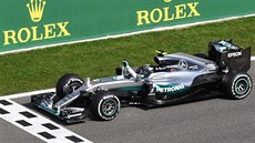 VÍTZ. Nico Rosberg projídí cílem Velké ceny Belgie.