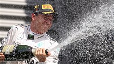 Nico Rosberg slaví na pódiu vítzství ve Velké cen Belgie.