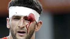 Ruský zápasník Aniuar Gedujev krvácí během olympijského finále proti Hassanu...