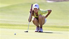Golfistka Klára Spilková „čte green“ v úvodním kole olympijského turnaje.