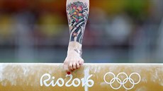 Detail nohy novozélandské gymnastky Courtney McGregorové pi cviení na kladin.