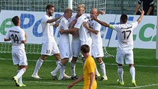 Karvinský stoper Pavel Dreska v objetí spoluhrá�� poté, co skóroval proti Dukle.