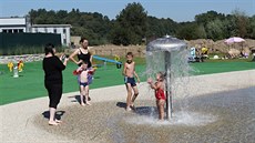 Přírodní koupaliště Malvíny v Třešti. Nejčastějšími návštěvníky areálu jsou rodiny s malými dětmi. Pochvalují si tu čistou vodu bez chloru.