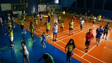 Brazilské děti z chudinských favel se učí badminton pomocí samby