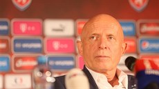 Trenér fotbalové reprezentace Karel Jarolím poslouchá na tiskové konferenci...