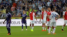 Slavia rozehrává po inkasovaném gólu na hřišti Anderlechtu.