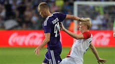 Slávistický obránce Michal Frydrych se sna�í zastavit Lukasze Teodorczyka z...