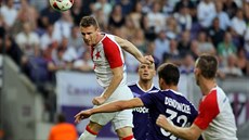 Slávistický útoník Muris Meanovi hlavikuje v zápase proti Anderlechtu.