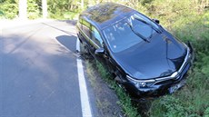 Po nehod� skon�ilo vozidlo v p�íkopu.