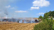 Požár pole a traktoru na Chebsku způsobil škodu za téměř milion korun.